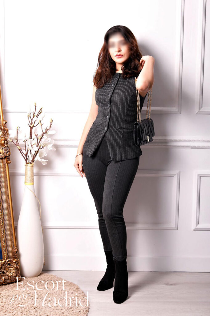 Acompañante elegante de negro Ivette