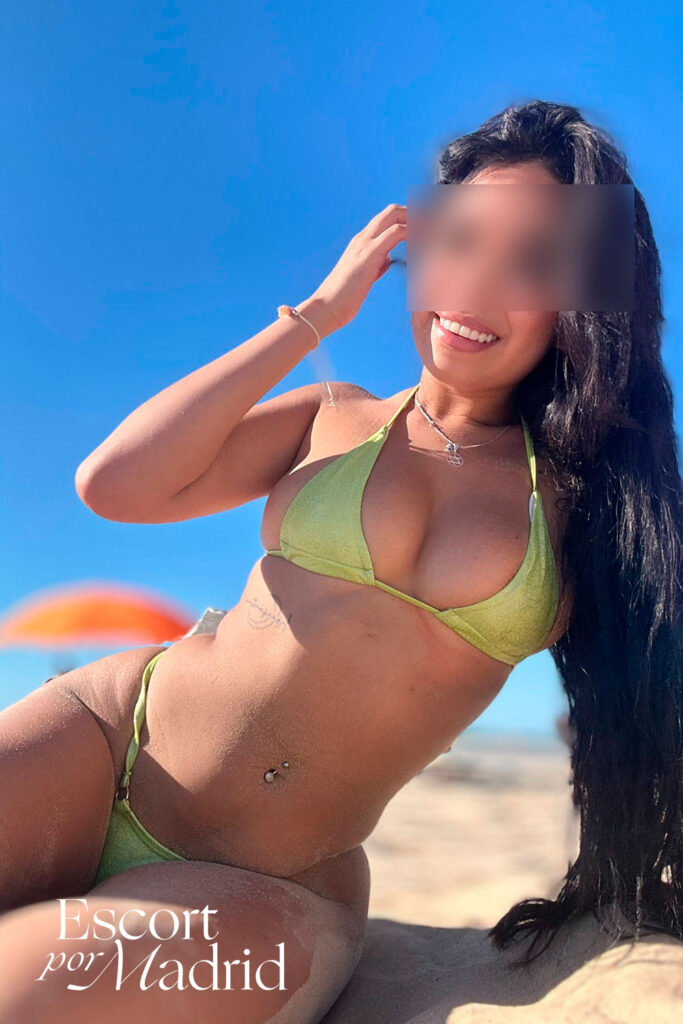 Escort joven, delgada y esbelta disfrutando en la playa. Fátima