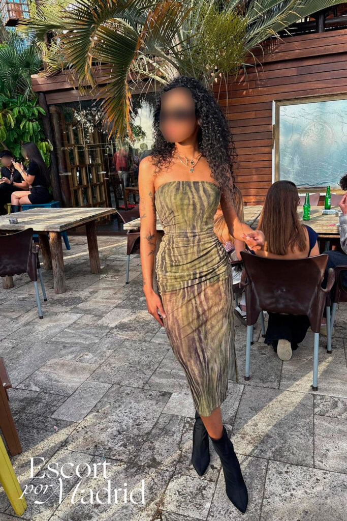 Morenaza cabello negro rizado. Escort lujo Alejandra