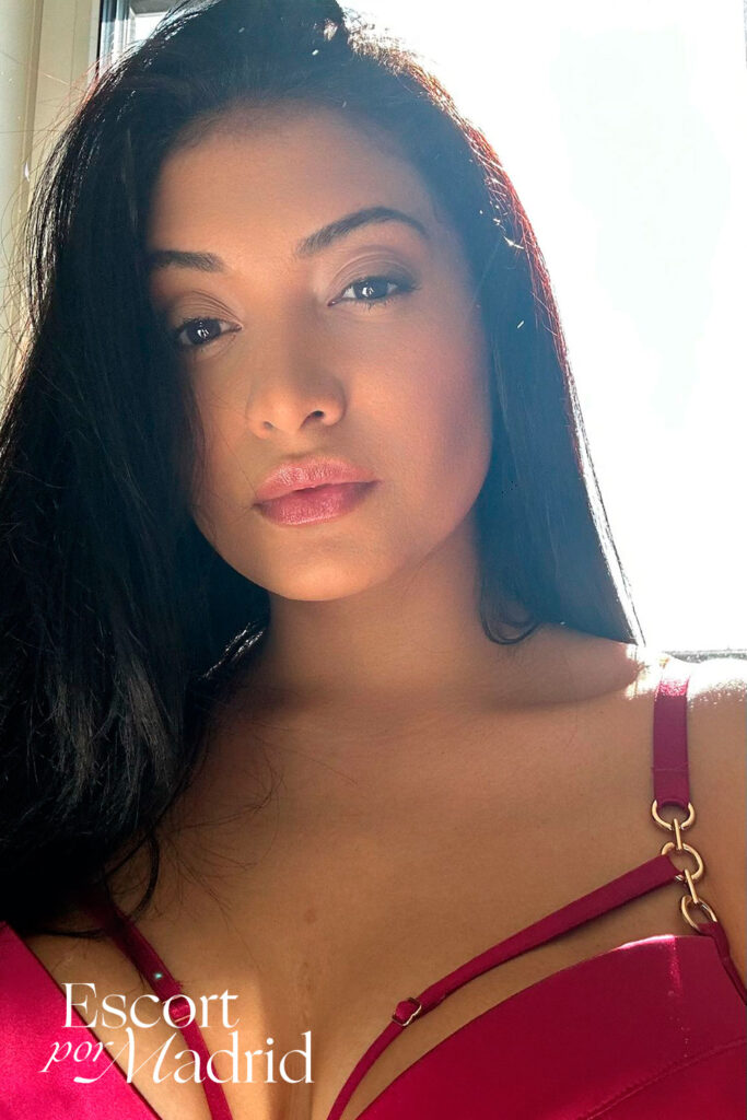 Primer plano del rostro exótico escort Hanna