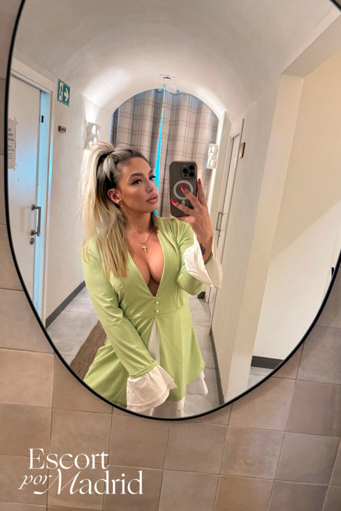 Selfie en el espejo. Sexy escort Monick