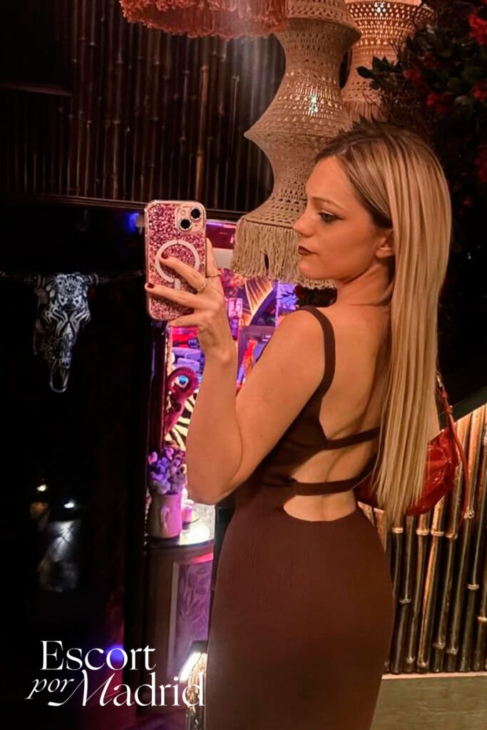 Escort rubia de fiesta por Madrid. Emma nuevas fotos