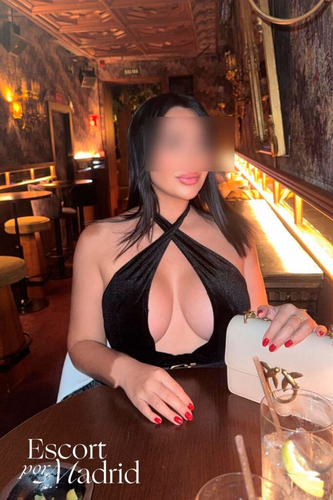 Guapísima de ojos azules. Escort cubana. Ana Carolina