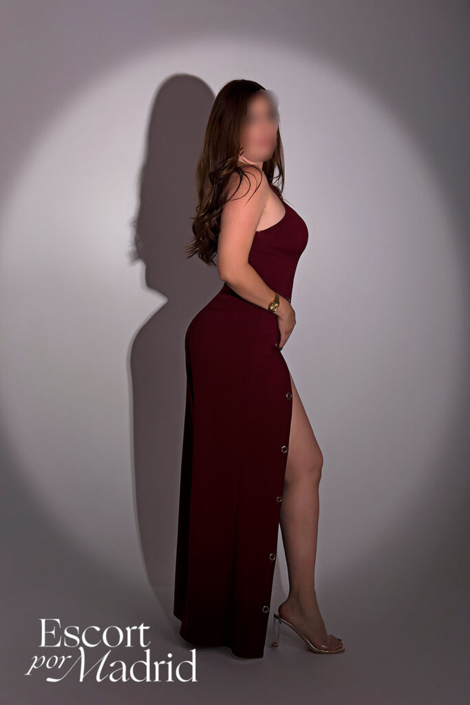 Elegante escort colombiana de grandes pechos. Corina