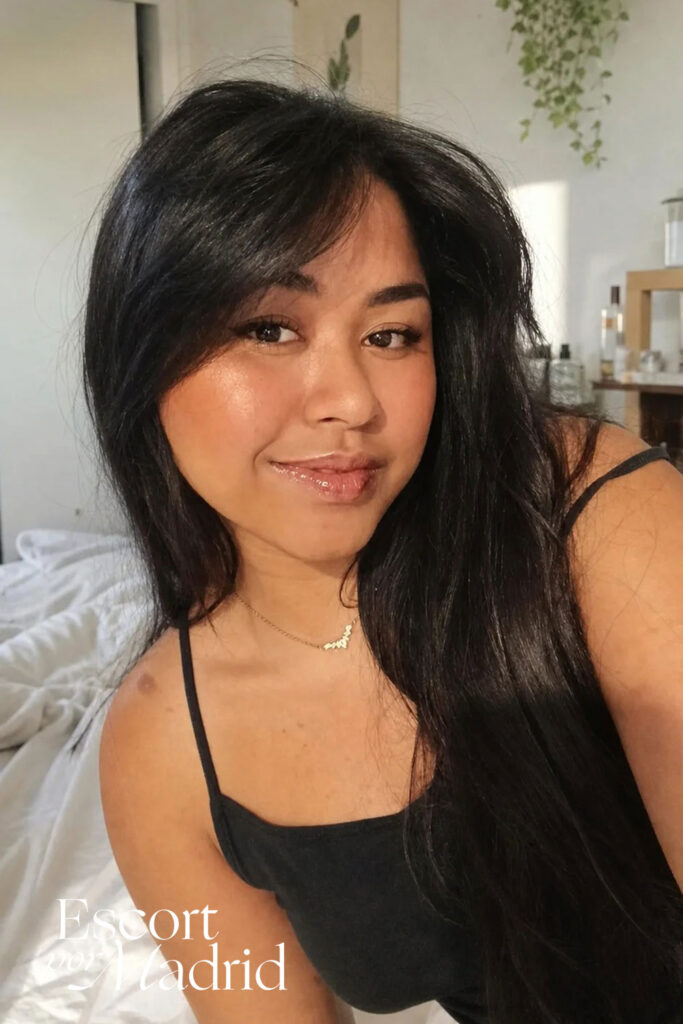 Escort jovencita de 22 años súper guapa. Primer plano. sol