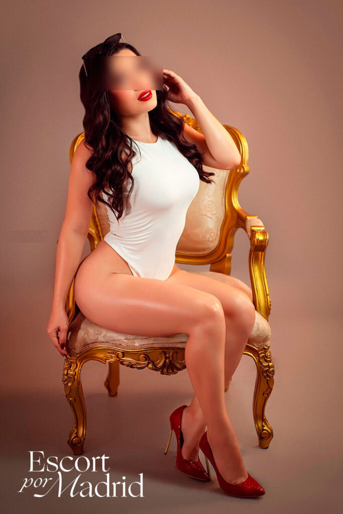 Escort lujo Madrid posa con un body blanco. Cata
