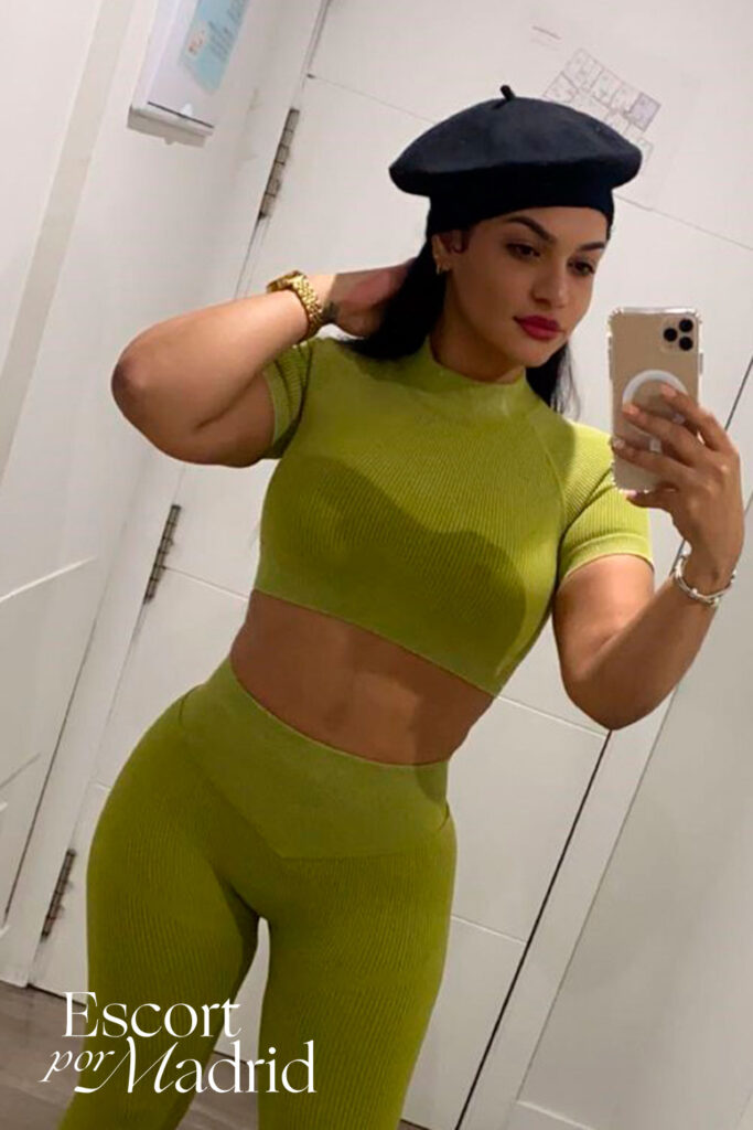 Acompañante joven preciosa de larga melena negra. Ashly con cara