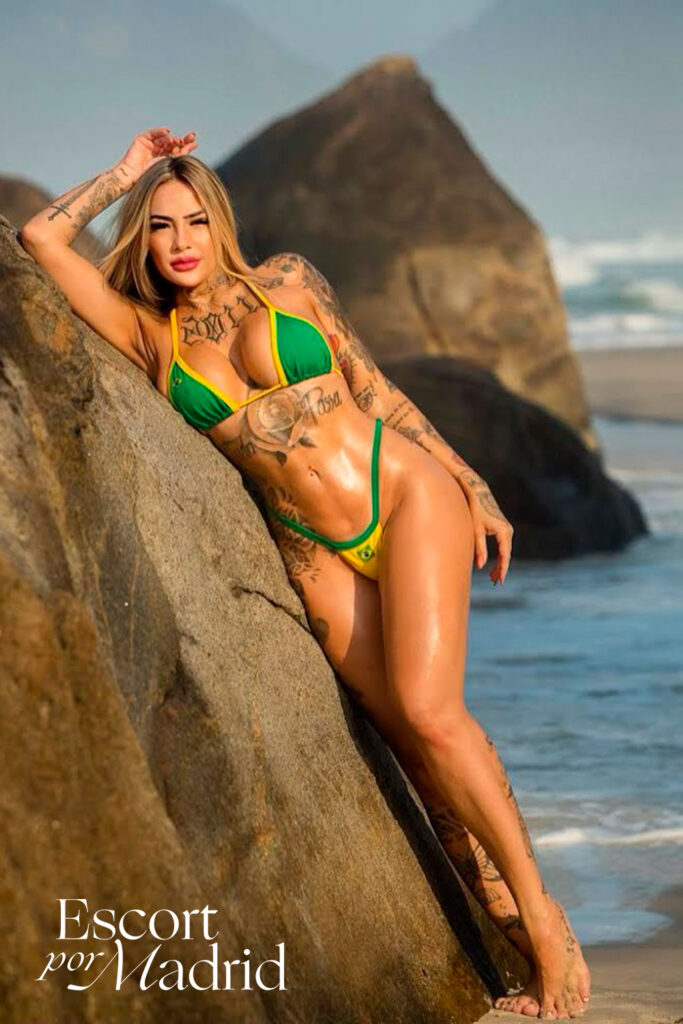 Foto preciosa en la playa en bikini. Naty