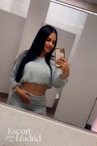 Escort latina morenaza en una foto casera. Ashly con cara