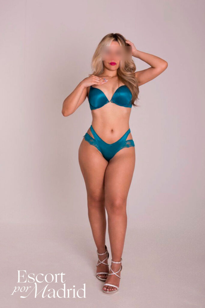 Joven con una larga y preciosa melena rubia. Kendal fotos nuevas