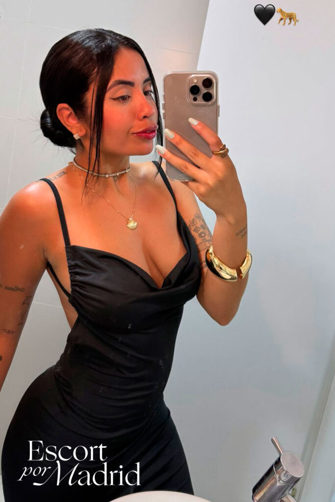 Morenaza muy guapa con lencería de lujo. Manuela
