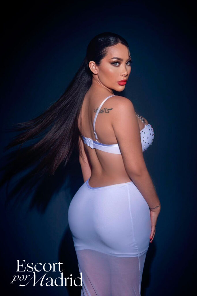 Una cubana en Madrid preciosa y con muchas curvas. Ana Carolina