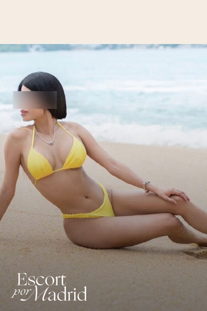 Joven morena disfrutando de la playa. Paulina