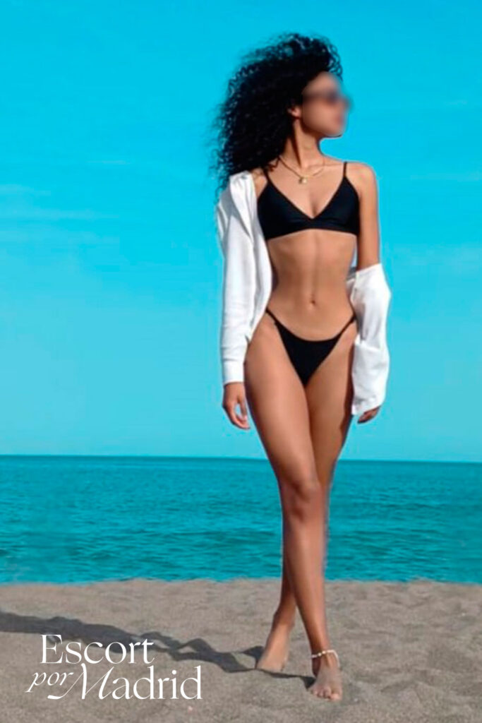 Escort cuerpo modélico en la playa. Alejandra
