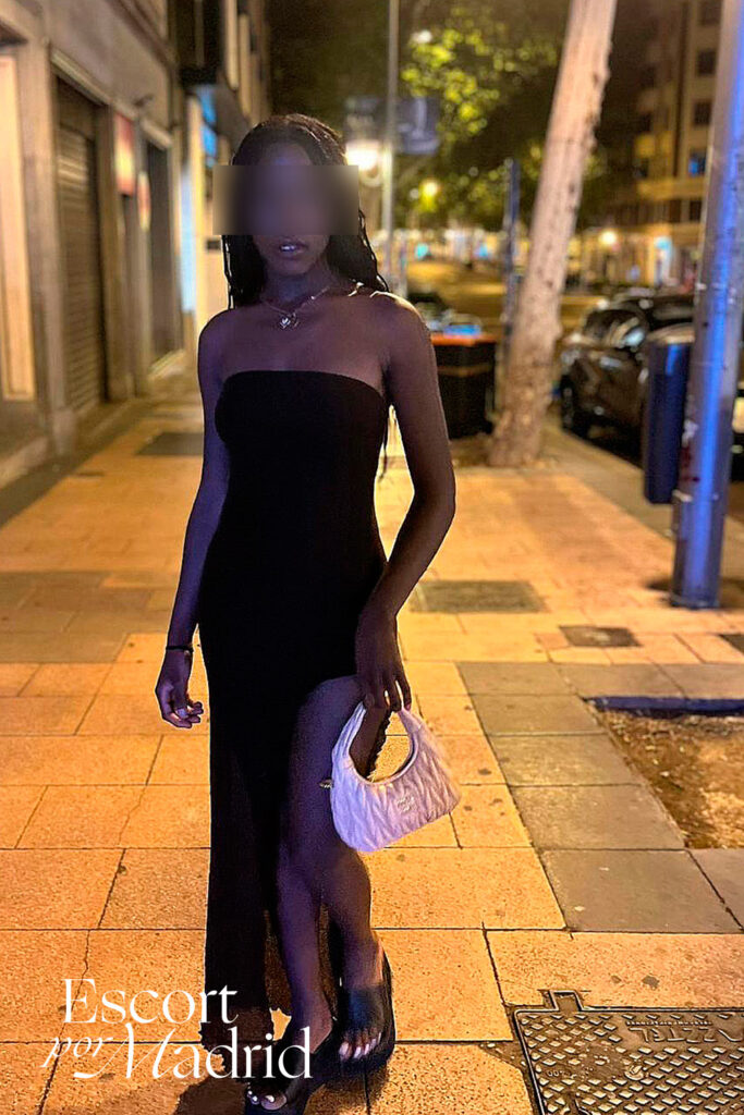 Jovencita acompañante piel oscura pasea por Madrid. Zahara