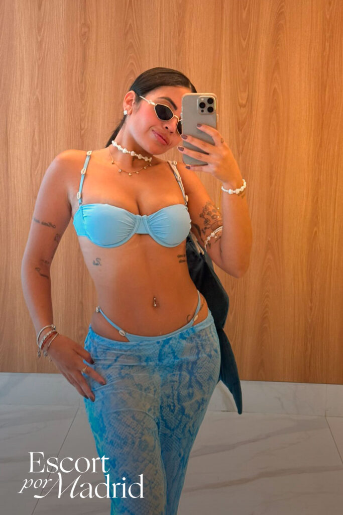 Escort morenaza posa en lencería muy sexy. Manuela