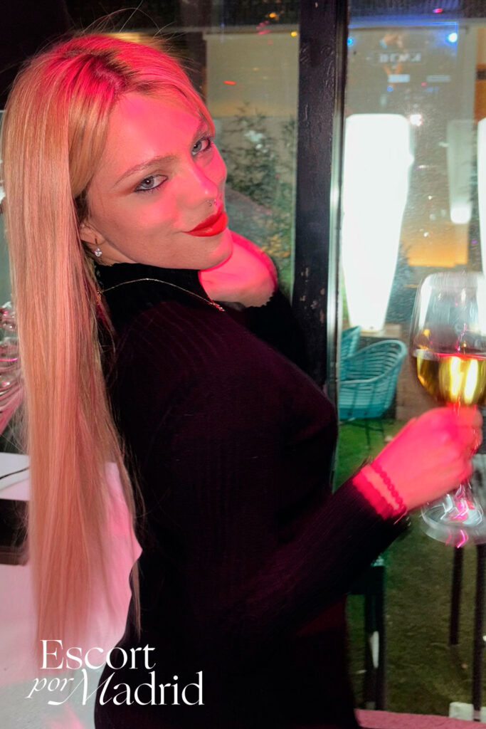 Rubia joven y guapa en Madrid. Emma nuevas fotos