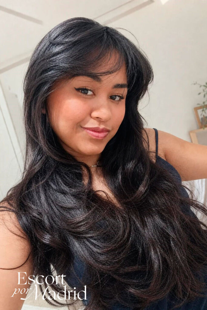 Primer plano de preciosa melena morena. Sol