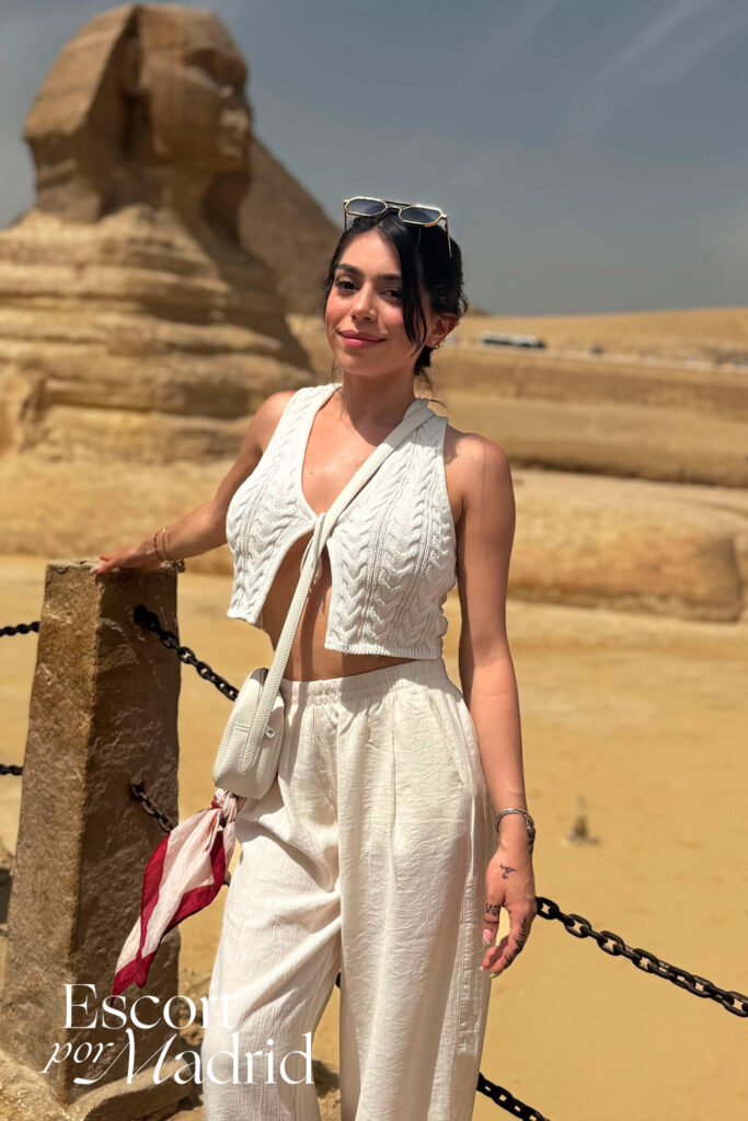 Escort de lujo joven en uno de sus viajes internacionales. Alba