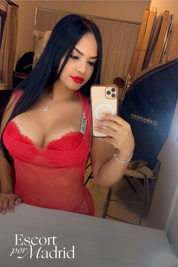 Escort morenita en lencería roja sexy. Ashly
