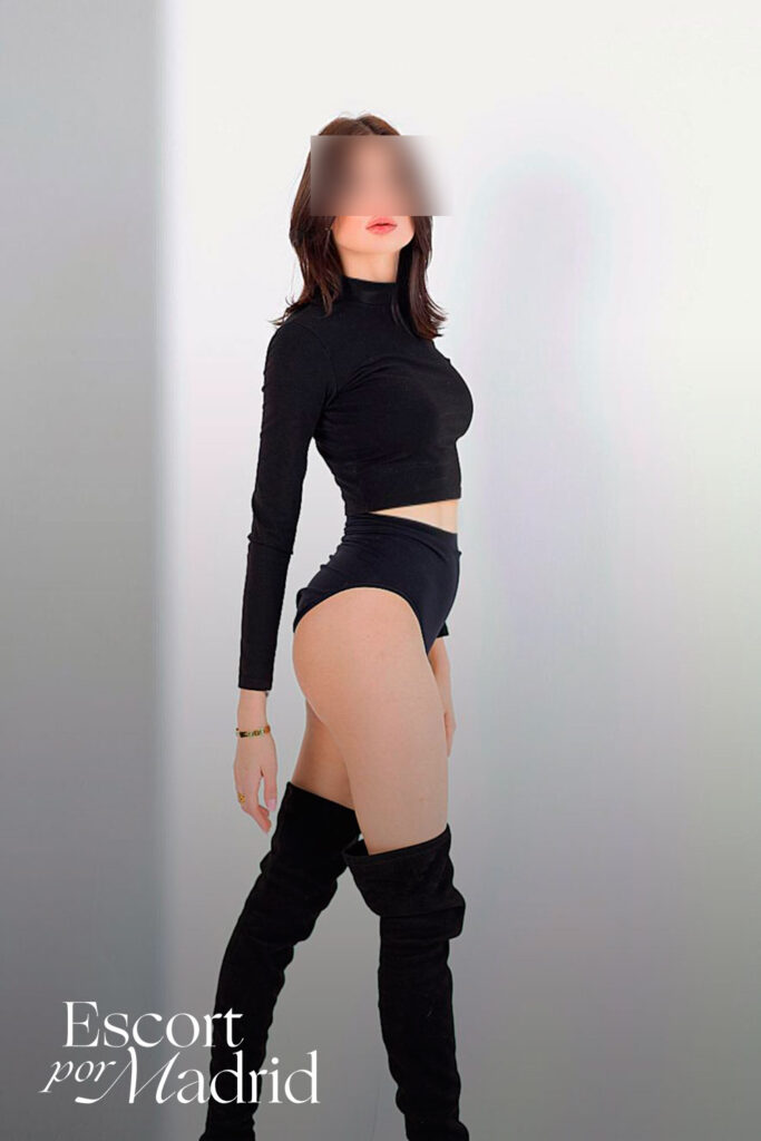 Escort alta y delgada con melena negra preciosa. Camila