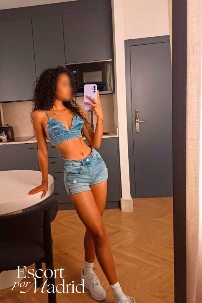 Acompañante joven mulata con vaquero corto súper sexy. Alejandra