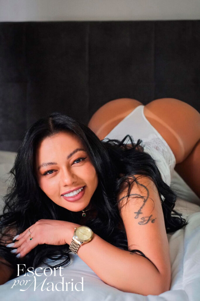 Escort piel mulata posa muy sexy en lencería. Bella