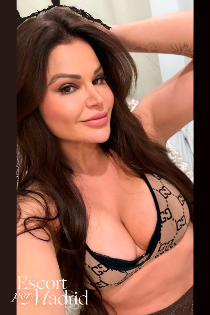 Primer plano, guapísima, exuberante. Andrea