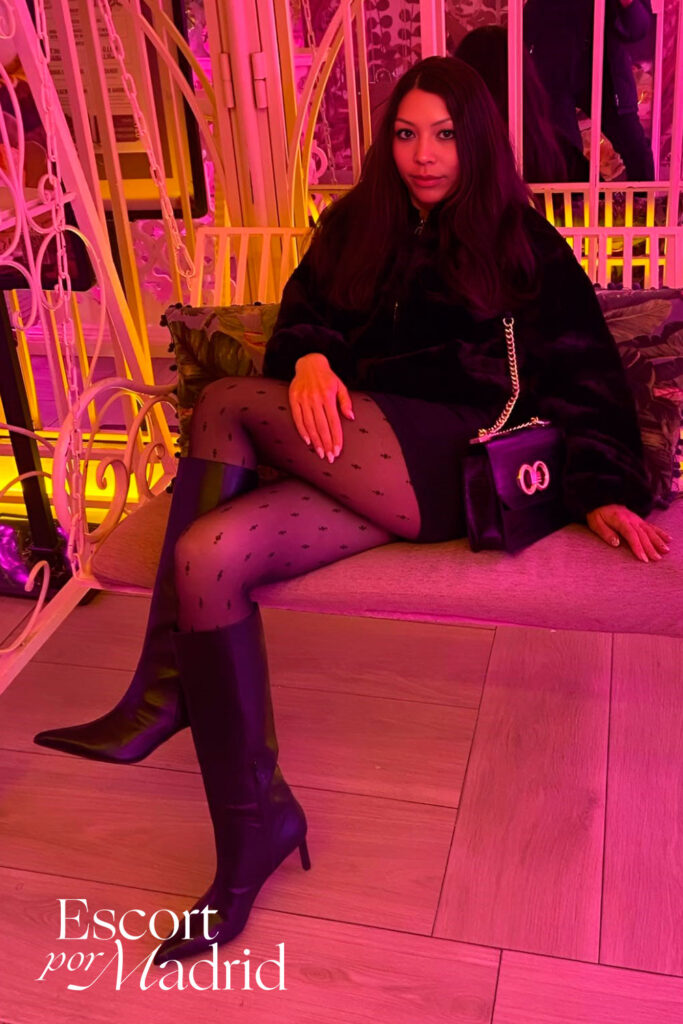 Acompañante de lujo elegante oriental. Kim