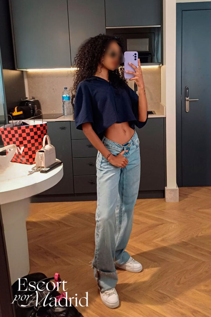 Escort piel morena y melena a lo afro, preciosa. Alejandra