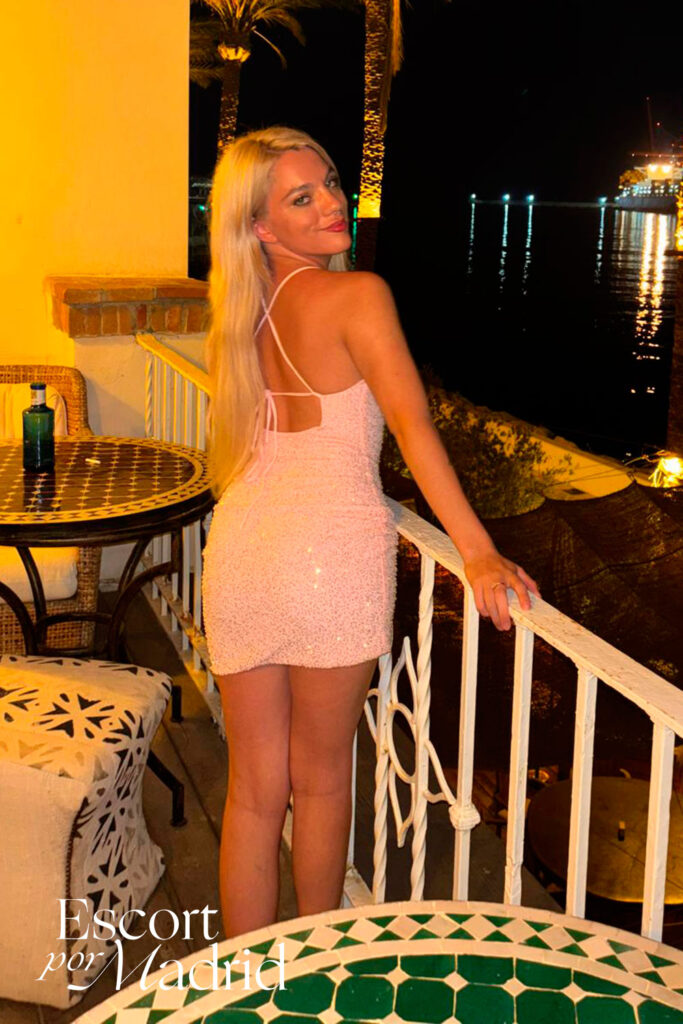 Preciosa rubia de vacaciones en la playa. Emma en la playa