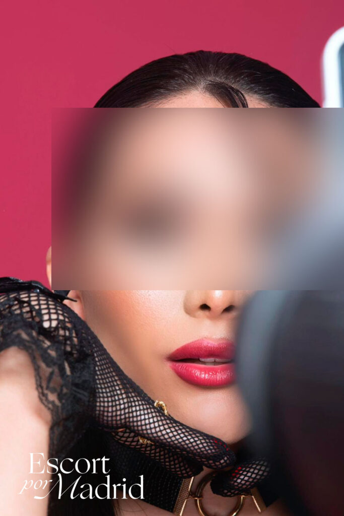 Primer plano precioso rostro de escort Ana Carolina
