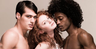 Sexo en trío con dos hombres y una mujer