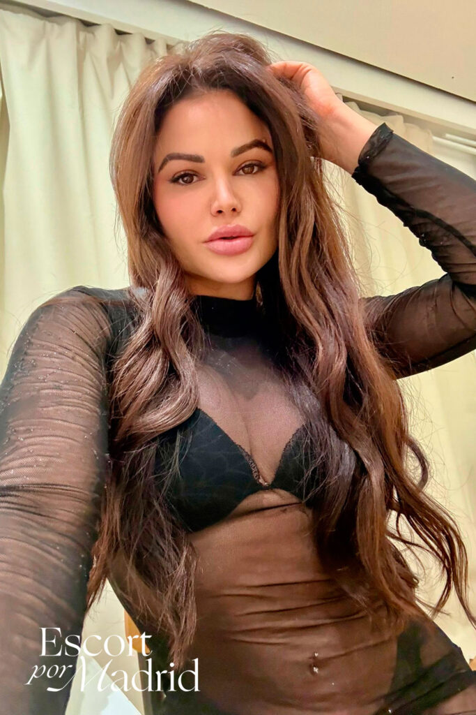 Preciosa brasileña con una larga melena de leona. Andrea