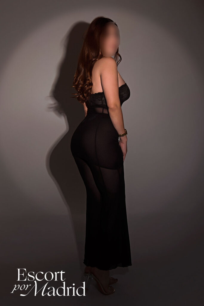 Escort elegante recién llegada a Madrid desde Colombia. Corina